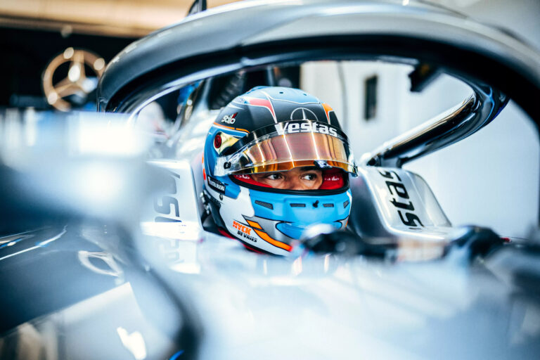 Nyck De Vries helmet design